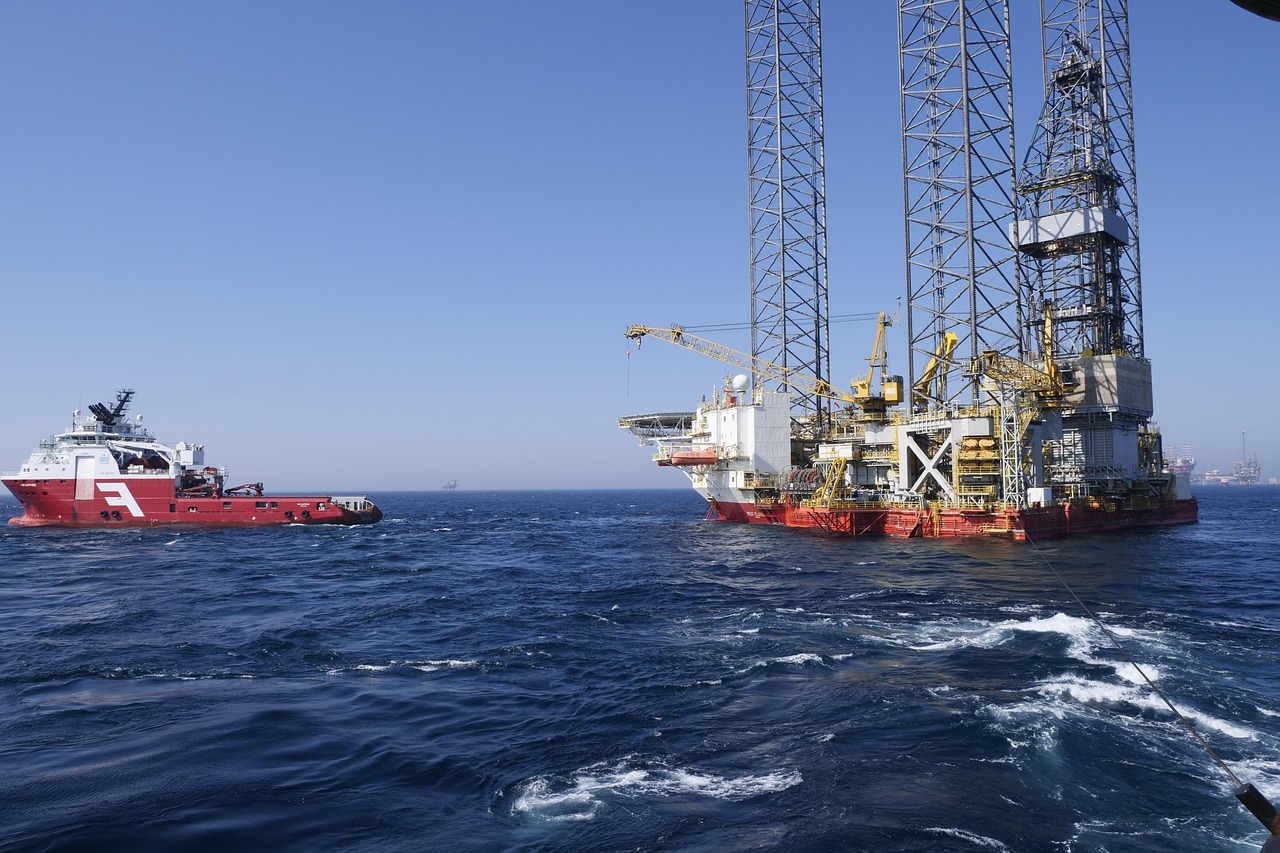 Tech Rally Lifts Global Equities as Oil Surge Reshapes Energy Outlook
